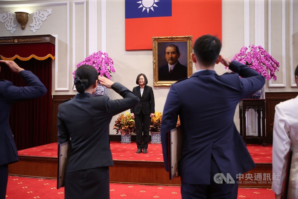 受武漢肺炎疫情影響,總統蔡英文(後)今年無法出席三軍六校院畢業典禮,23日並首度在總統府為三軍六校院畢業生代表授證、授階。中央社記者鄭傑文攝 109年6月23日
