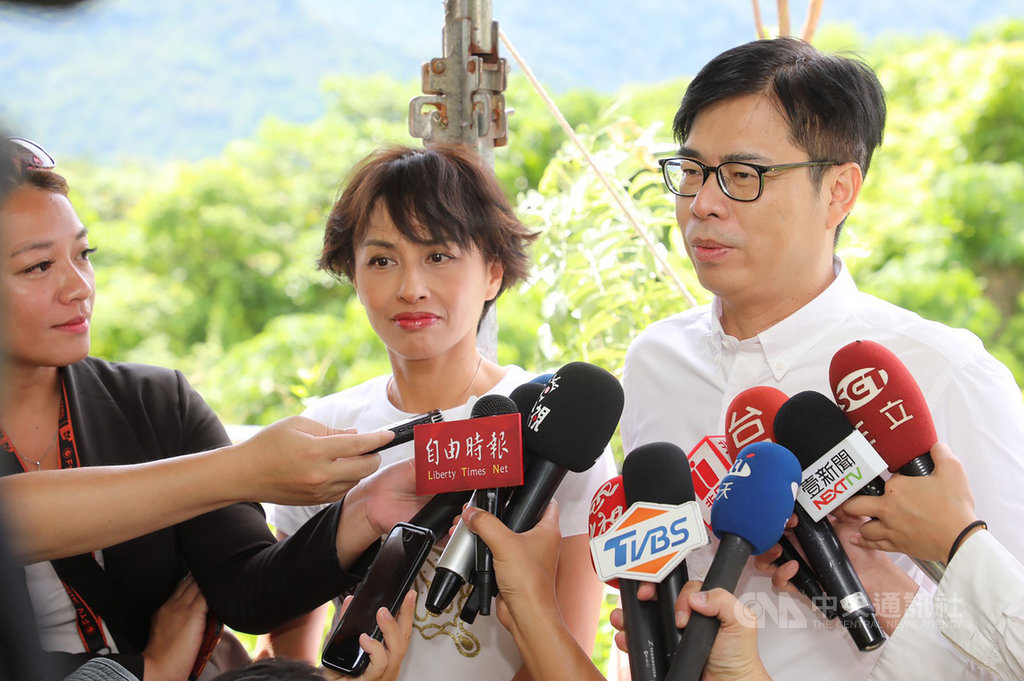 民進黨高雄市長補選參選人陳其邁(右)23日由立委邱議瑩(中)等人陪同,走訪偏鄉並關切國道10號延伸案,允諾如入主市府會發展山區路網與觀光及農業建設。(陳其邁競選辦公室提供)中央社記者王淑芬傳真 109年6月23日