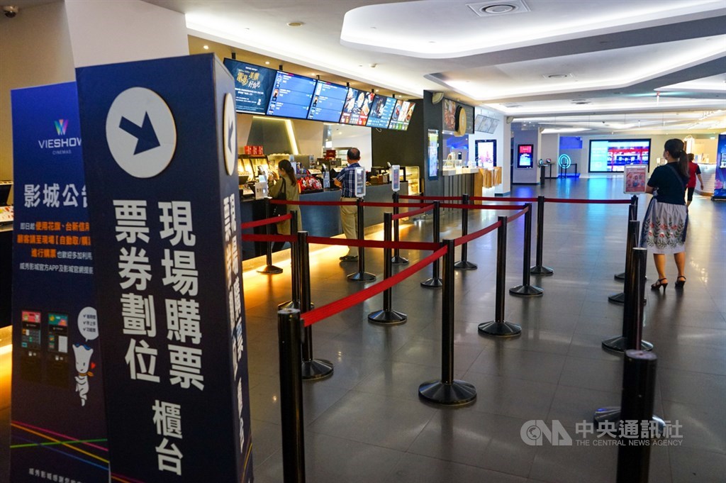文化部推出每份新台幣600元的「藝FUN券」,預計發行200萬份,23日公開獲取管道及使用方法。圖為電影院受疫情影響人潮大減。(中央社檔案照片)