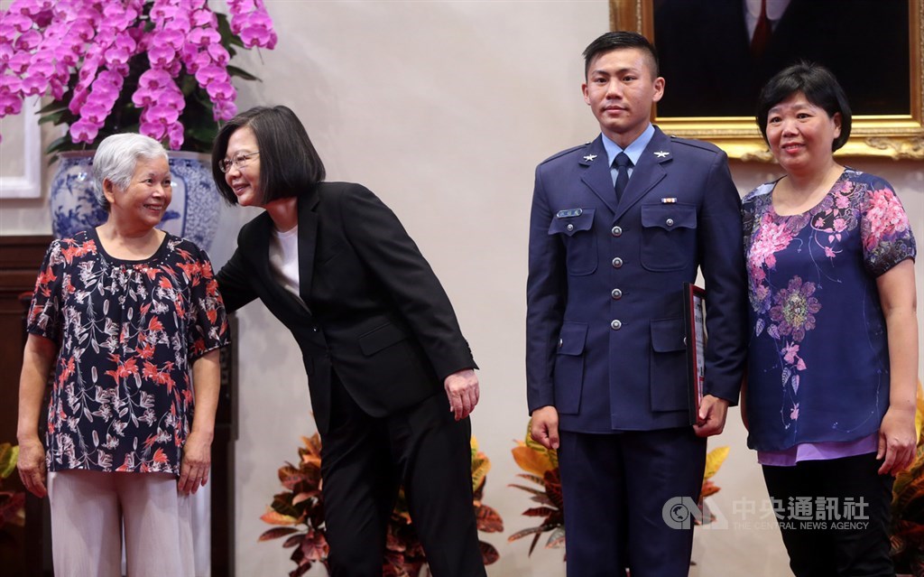 總統蔡英文(左2)23日下午在總統府,主持109年三軍六校院授證、授階暨頒獎典禮,與接受表揚的學生及其家屬合影,並親切問候家屬。中央社記者鄭傑文攝 109年6月23日