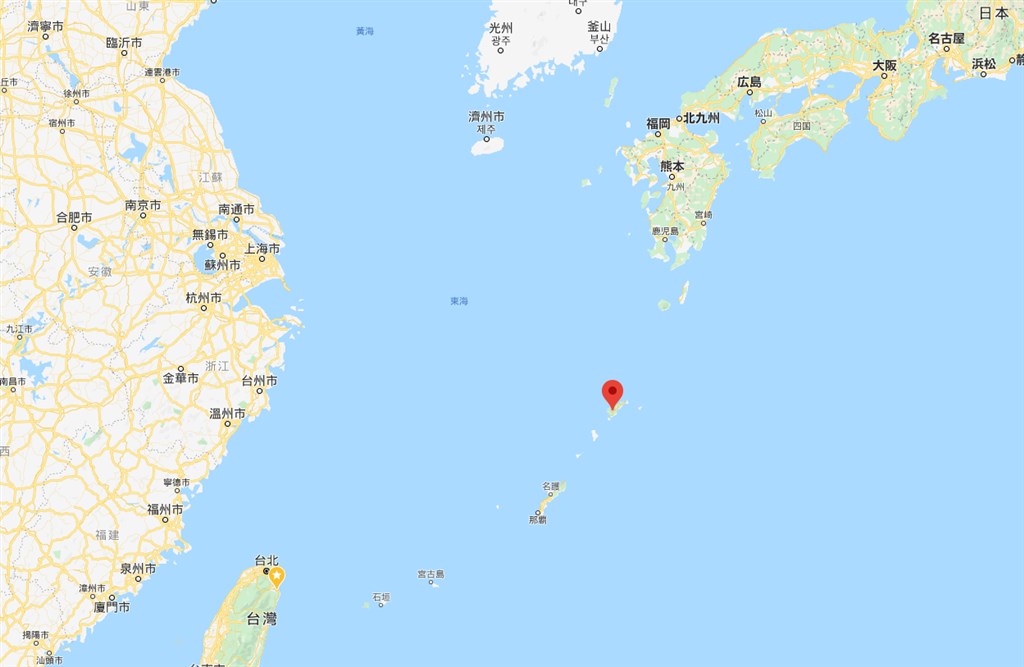 日本防衛大臣河野太郎23日表示,18日至20日潛航在鹿兒島縣奄美大島(紅標處)海域的潛艦研判是中國的潛艦。(圖取自Google地圖網頁google.com/maps)