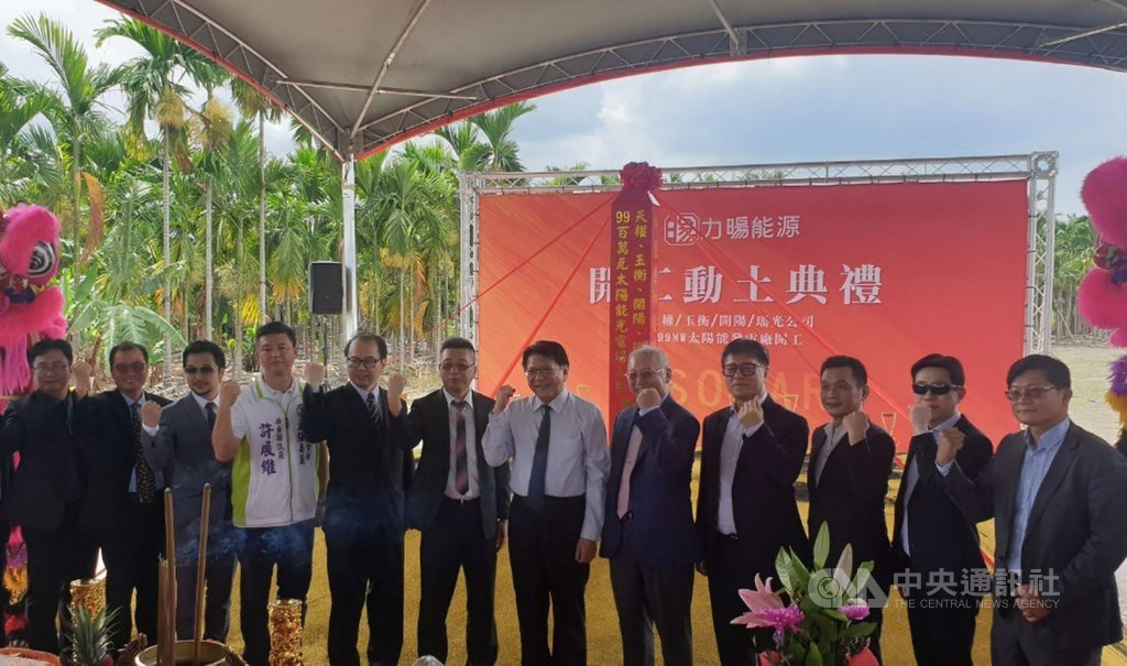 屏東縣政府為活化沿海地層下陷區,成立全國第一個綠能平台,配合廠商歷時2年與上千地主溝通,23日佳冬鄉99MW太陽能光電場動工,縣長潘孟安(右6)出席。(力暘能源公司提供)中央社記者郭芷瑄傳真 109年6月23日