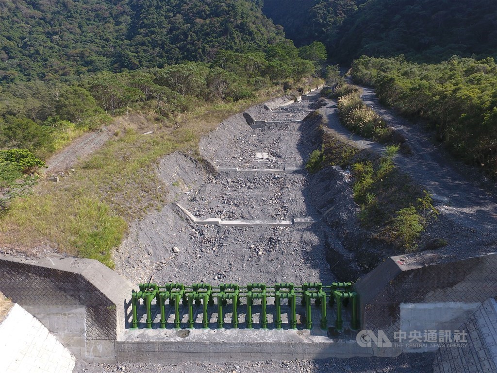 水保學者陳樹群發明兼顧防災與生態的「可調柵欄式防砂壩」,亞洲最大的鋼鐵建材廠日鐵建材注意到並找上門來;洽談合作時,日鐵建材得知他已放棄專利,又不要錢,在蘭島溪實作一座壩給台灣做防災,更促進推廣環境友善工程。(河相暨溪流工程研究室提供)中央社記者楊淑閔傳真 109年6月23日