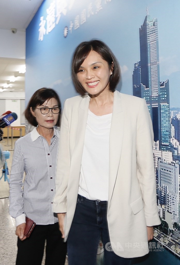 國民黨23日下午宣布徵召高雄市議員李眉蓁(右)投入高雄市長補選,晚間李眉蓁也在高雄市黨部發表談話。左為國民黨推舉投入高雄市議會議長補選的資深議員曾麗燕。中央社記者董俊志攝 109年6月23日