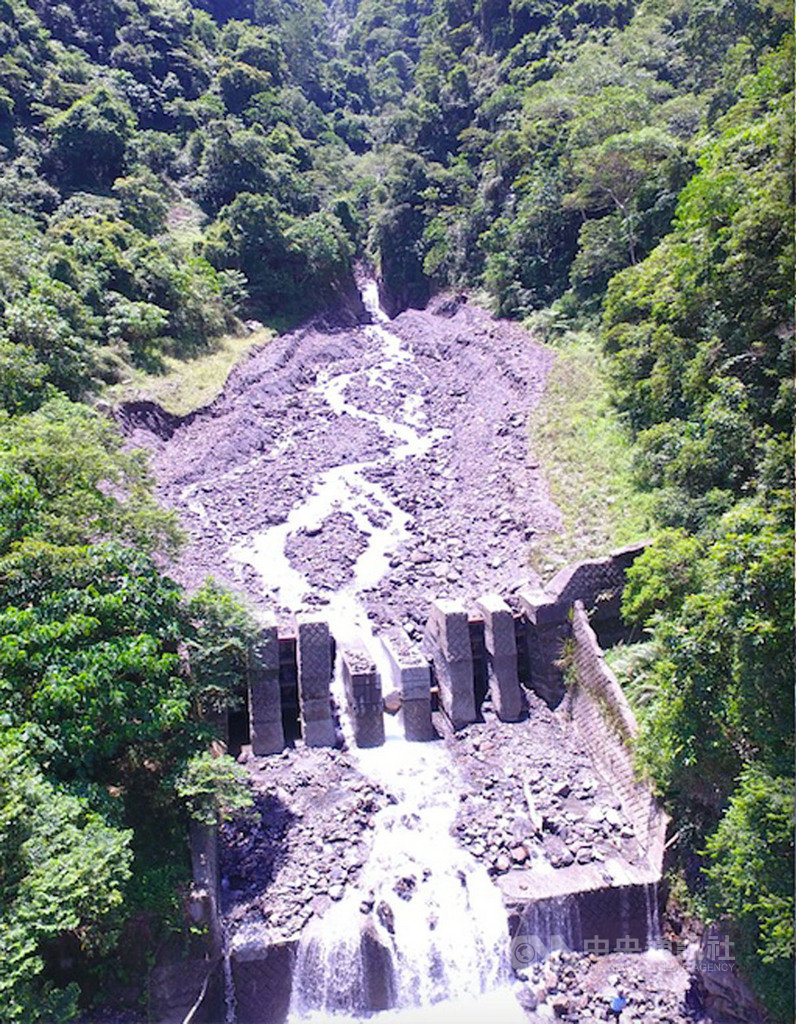 惠蓀林場內的蘭島溪多次爆發土石,上游的舊式防砂壩經水保學者陳樹群的團隊改造後,滿庫後的土砂可隨水流集中往下流洩,不會讓兩側護岸淘空。(河相暨溪流工程研究室提供)中央社記者楊淑閔傳真 109年6月23日