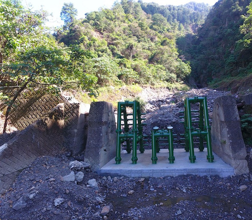 惠蓀林場內的蘭島溪多次爆發土石,上游的舊式防砂壩經水保學者陳樹群的團隊改造後,拆卸部分再重組成「可調柵欄式防砂壩」,讓後續防災也能兼顧生態保育。(河相暨溪流工程研究室提供)中央社記者楊淑閔傳真 109年6月23日