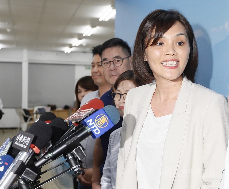 41歲國民黨高雄市議員李眉蓁(右)算是「政二代」,她承襲父親李榮宗的市議員香火,擁有溫柔及姣好顏值,讓她從政以來就迥異於傳統藍營議員,走清新、理性問政路線,如今獲黨中央徵召,將投入高雄市長補選一戰。中央社記者董俊志攝 109年6月23日