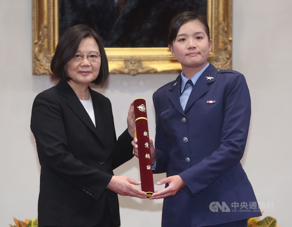 109年三軍六校院授證、授階暨頒獎典禮23日在總統府舉行,總統蔡英文(左2)頒發畢業證書給三軍六校院畢業生代表。中央社記者鄭傑文攝 109年6月23日