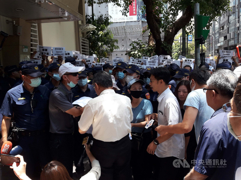 台北市政府規劃改建雙連段帶狀公園,引發居民與攤商抗議。雙連商圈自救會24日到台灣民眾黨立法院黨團陳情,向前來開會的黨主席、台北市長柯文哲遞交陳情書。中央社記者范正祥攝 109年6月24日