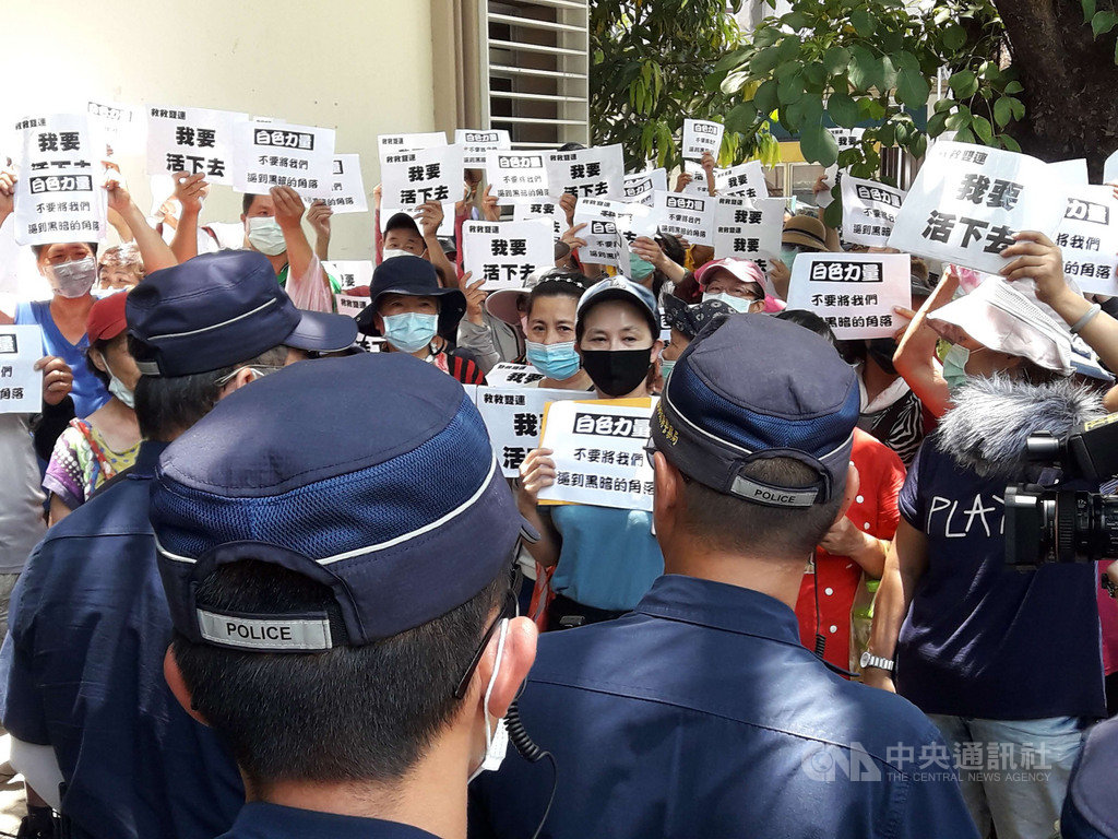 台北市政府規劃改建雙連段帶狀公園,引發居民與攤商抗議。雙連商圈自救會24日到台灣民眾黨立法院黨團陳情,希望台北市長柯文哲幫助解決困難。中央社記者范正祥攝 109年6月24日
