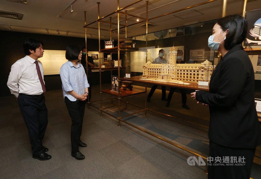 總統蔡英文(左2)、副總統賴清德(左)24日連袂為總統府一樓開放參觀展場開展揭開序幕,先前因武漢肺炎(COVID-19)暫時關閉的常設展,即將重新對外開放,並重新做了設計,今年的常設展依然叫做人民的總統府。中央社記者鄭傑文攝 109年6月24日