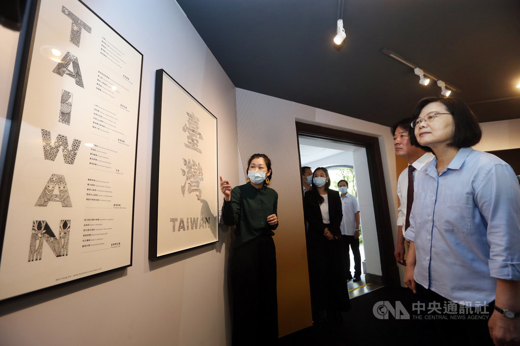 總統蔡英文(右)、副總統賴清德(右2)24日連袂為總統府一樓開放參觀展場開展揭開序幕,並參觀創作者萬向欣(左)導覽畫作。中央社記者鄭傑文攝 109年6月24日