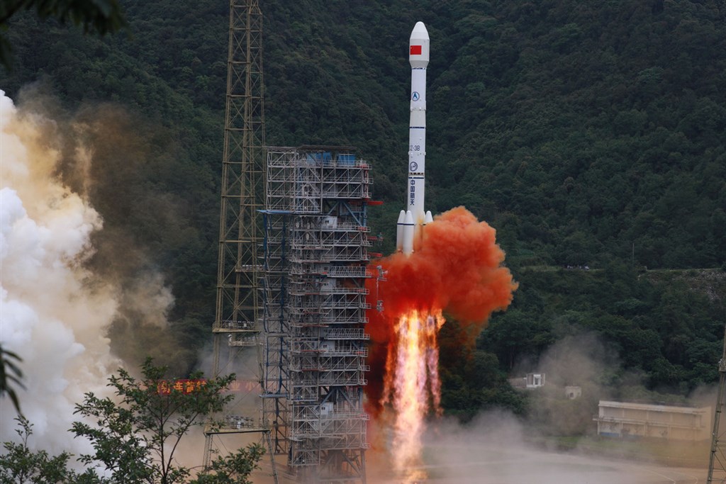 中國西昌衛星發射中心23日成功發射北斗三號衛星導航系統最後一顆全球組網衛星(圖),成為繼美國之後,第二個擁有全球衛星定位系統的國家。(中新社提供)中央社 109年6月23日