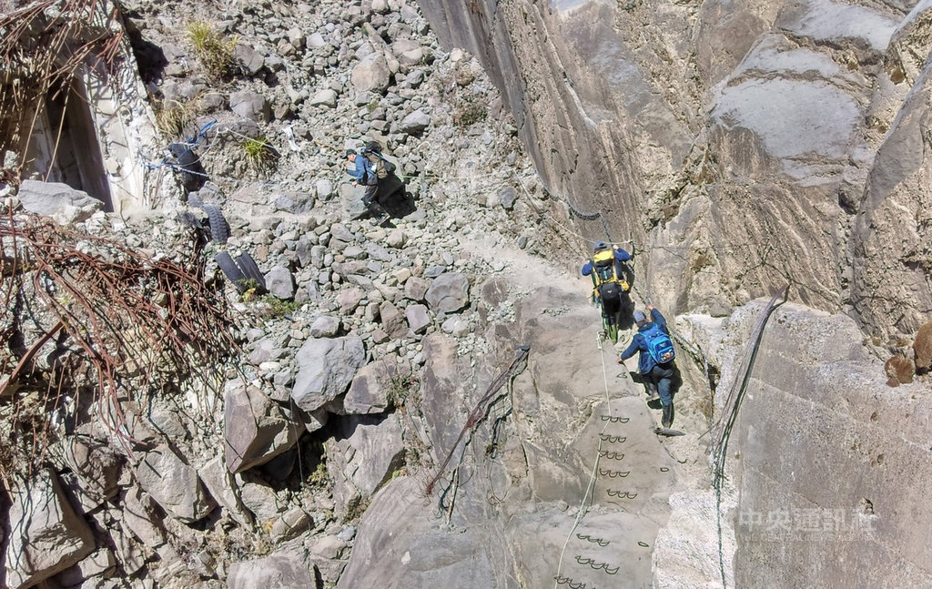 阿里山森林遊樂區林業鐵路眠月線,因地震造成路基與隧道等處嚴重崩毀,形成崩塌斷壁,嘉義縣消防局表示,遊客應評估自身能力,並備妥裝備,勿貿然前往。(嘉義林管處提供)中央社記者黃國芳傳真 109年6月24日