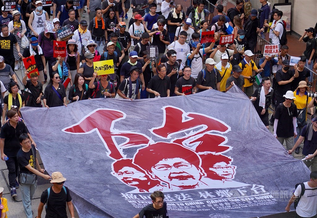 民間人權陣線擬於7月1日舉行年度大遊行,除延續「反送中」訴求,也將聚焦反對訂定「港區國安法」。圖為香港2019年七一大遊行大批民眾合力拉開巨型布條。(中央社檔案照片)