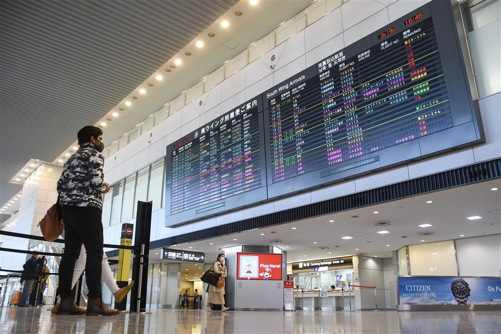 圖為成田機場入境大廳。(共同社提供)