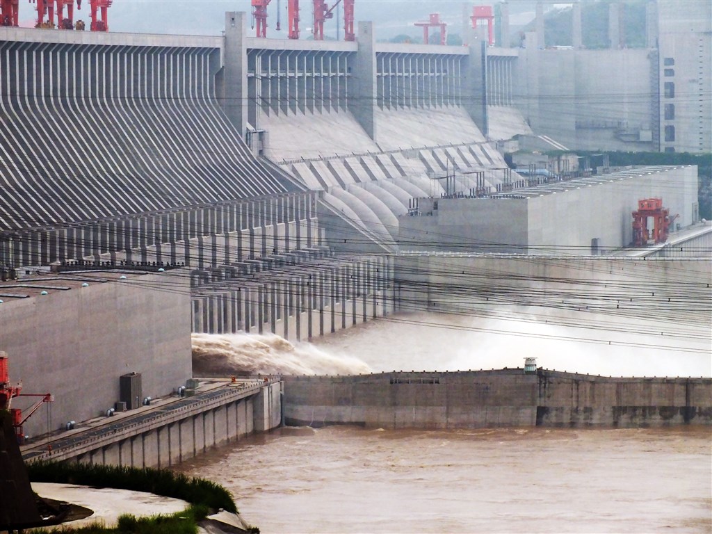 近日中國長江流域省市多地洪水成災，且傳出三峽大壩（圖）位移。中國專家解釋，在巨大的水壓下，三峽大壩略為位移是正常。（檔案照片／中新社提供）