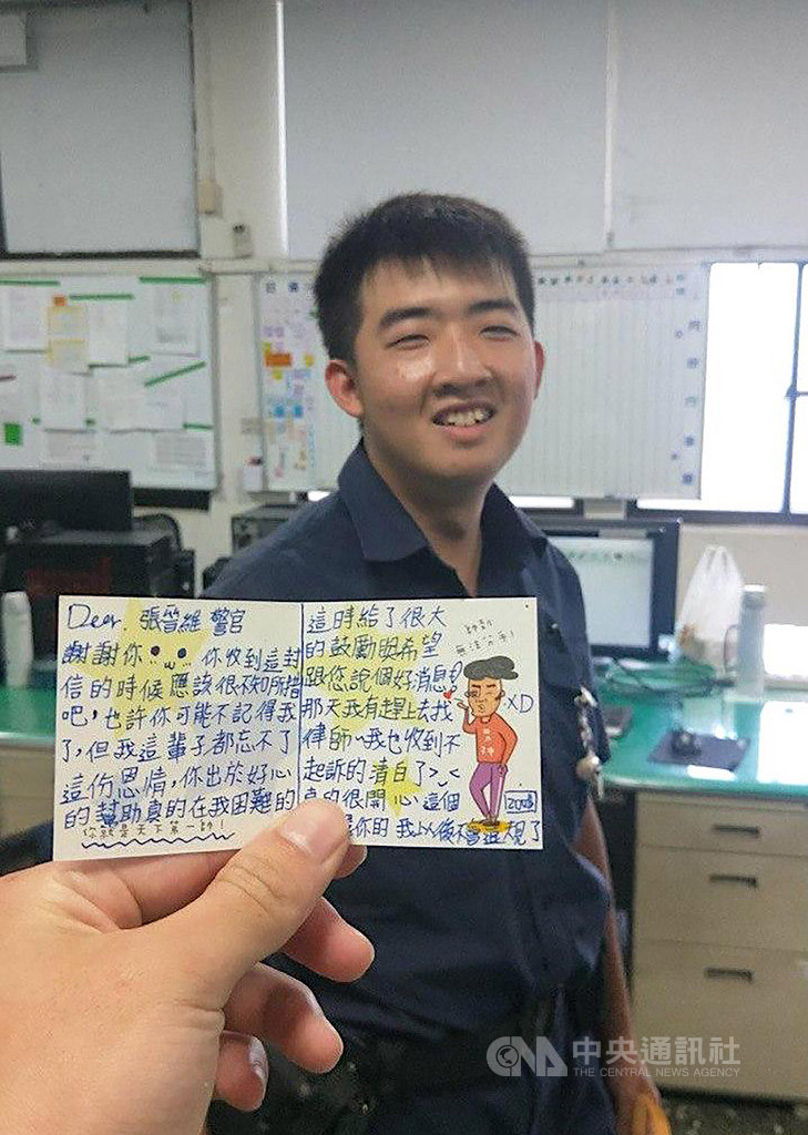 苗栗警員張晉維(圖)日前執勤攔查一名違規左轉的黃姓女騎士,黃女因經濟壓力又有官司在身,當下情緒失控落淚,員警獲悉後給予鼓勵,事後收到黃女手寫卡片表達感謝,更大讚他是「天下第一帥」。(頭份警分局提供)中央社記者管瑞平傳真 109年6月24日