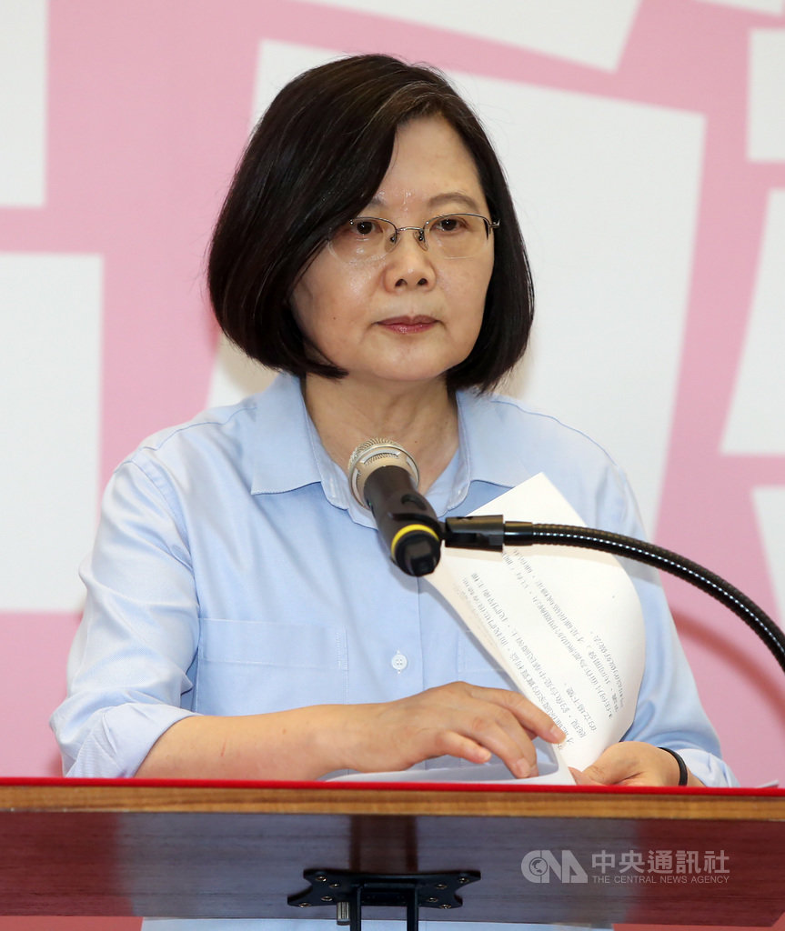 總統蔡英文24日在記者會中接受媒體提問時表示,釣魚台屬於中華民國領土,為主權範圍所及,這是政府不變的立場,會盡最大力量維護主權。但近來區域情勢複雜,必須保持冷靜,維護主權之餘,也維護區域穩定和平。中央社記者鄭傑文攝 109年6月24日