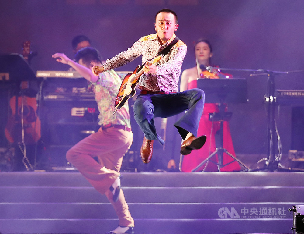 「端午謝平安 藝文大匯演」系列活動在總統府前凱達格蘭大道登場,綠光劇團25日晚間演出「再會吧 北投」端午凱道限定版,滅火器樂團主唱楊大正(中)擔綱演出。中央社記者張新偉攝 109年6月25日