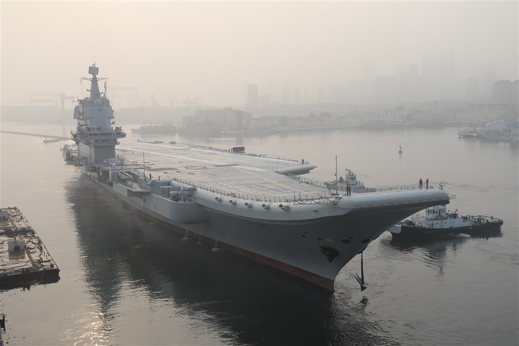中共自製航空母艦「山東艦」20日通過台灣海峽後繼續向南航行。國防部副部長張哲平上將21日說,研判山東艦是到南海進行航測、航訓。(中新社)