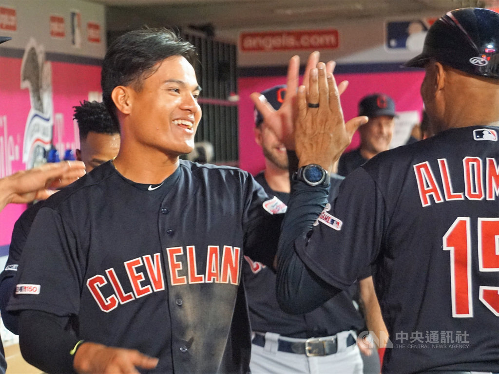 美國職棒大聯盟(MLB)預計7月23日展開2020年球季,防疫的原則之下禁止球員擊掌、擁抱等肢體接觸。圖為台灣好手張育成去年9月敲出生涯首轟之後與教練擊掌。中央社記者林宏翰洛杉磯攝 109年6月25日
