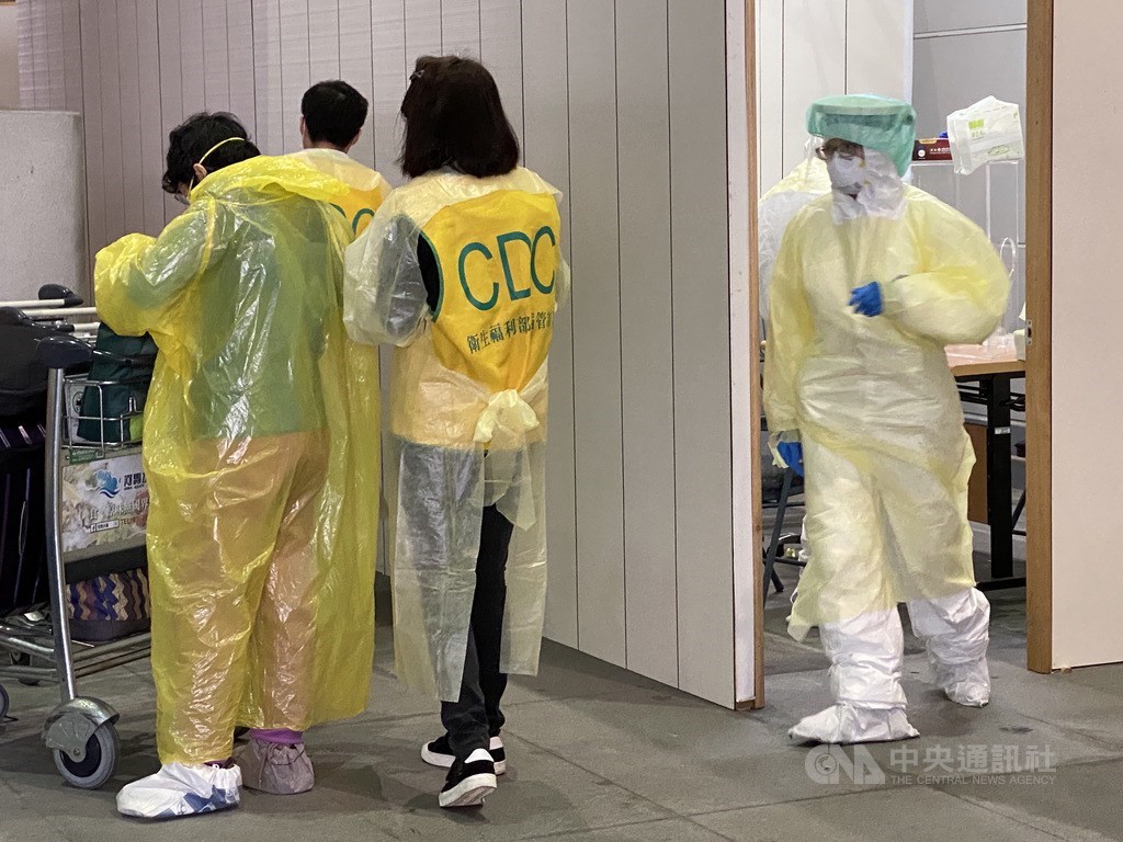 來台就學的日籍女學生在日本確診武漢肺炎,在台123名接觸者採檢均陰性,中央流行疫情指揮中心1日表示,接觸者已抽血驗抗體,初步確認有67人為陰性。圖為桃園機場採檢站。(中央社檔案照片)