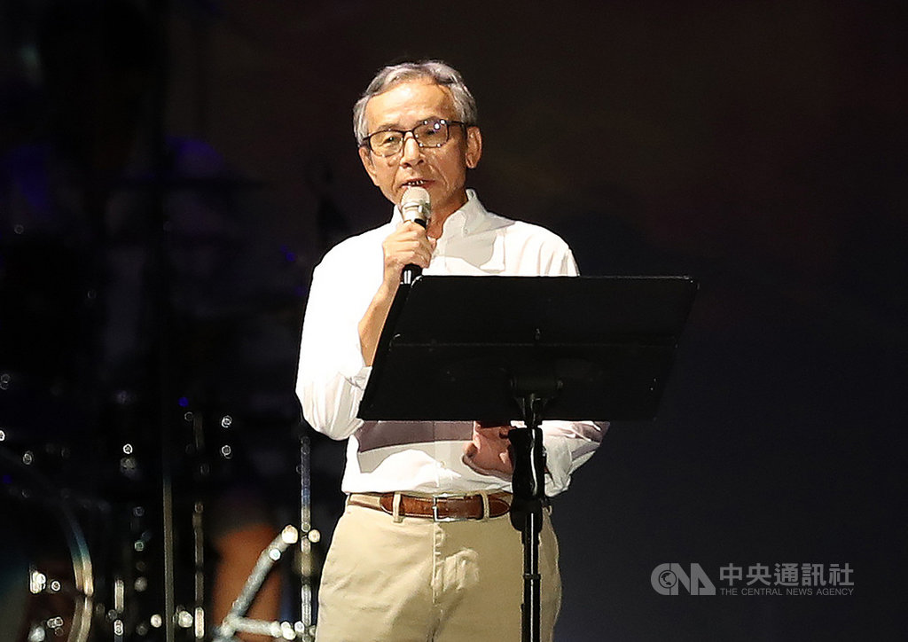 「端午謝平安 藝文大匯演」系列活動在總統府前凱達格蘭大道登場,綠光劇團25日晚間演出「再會吧 北投」端午凱道限定版,編劇導演吳念真(圖)並擔任「說書人」一角。中央社記者張新偉攝 109年6月25日