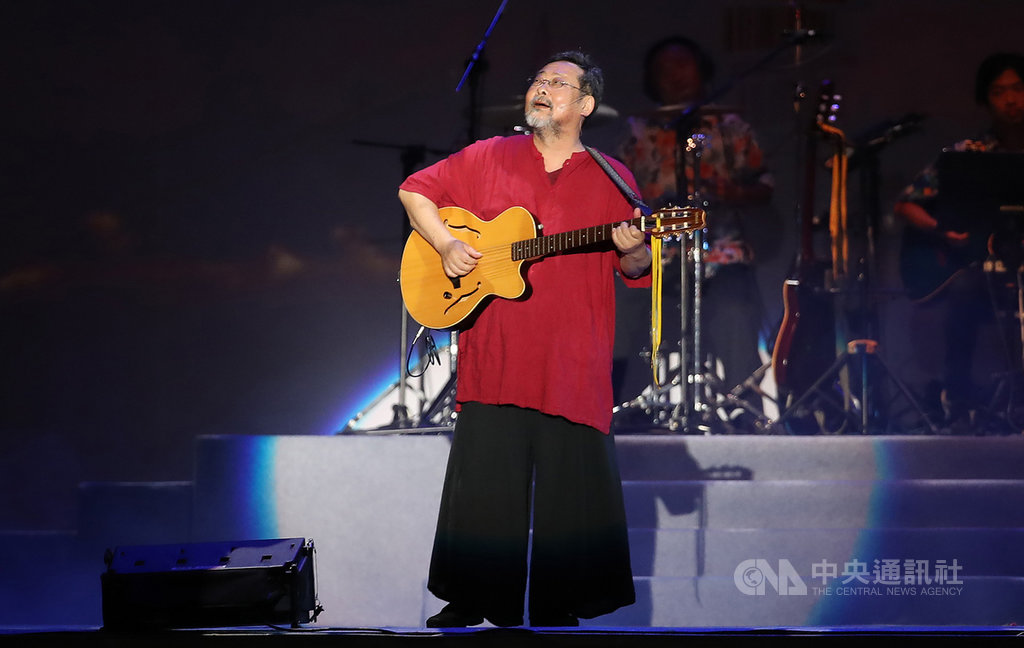 「端午謝平安 藝文大匯演」系列活動在總統府前凱達格蘭大道登場,綠光劇團25日晚間演出「再會吧 北投」端午凱道限定版。中央社記者張新偉攝 109年6月25日
