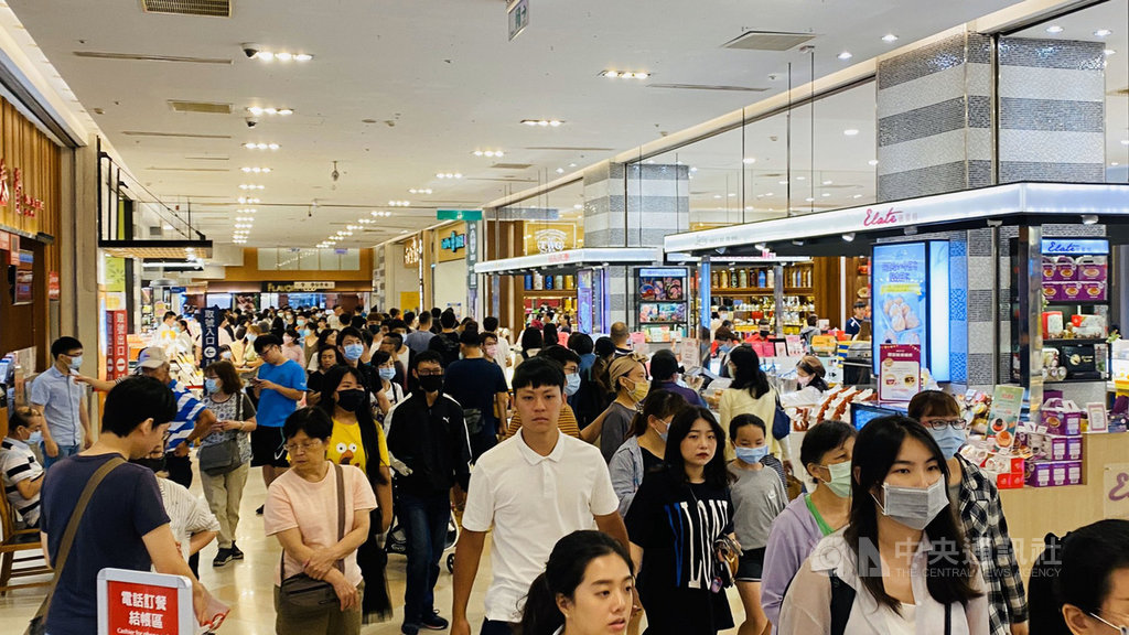 高雄市政府統計端午連假觀光旅館及一般旅館住宿率近9成,順勢鼓勵民眾到高雄消費購物,參加「振興購物嘉年華」活動,活絡城市銷售商機。(漢神巨蛋百貨提供)中央社記者王淑芬傳真 109年6月25日