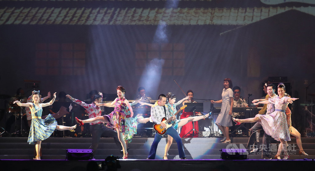 「端午謝平安 藝文大匯演」系列活動在總統府前凱達格蘭大道登場,綠光劇團25日晚間演出「再會吧 北投」端午凱道限定版,演員載歌載舞演出吸引眾人目光。中央社記者張新偉攝 109年6月25日