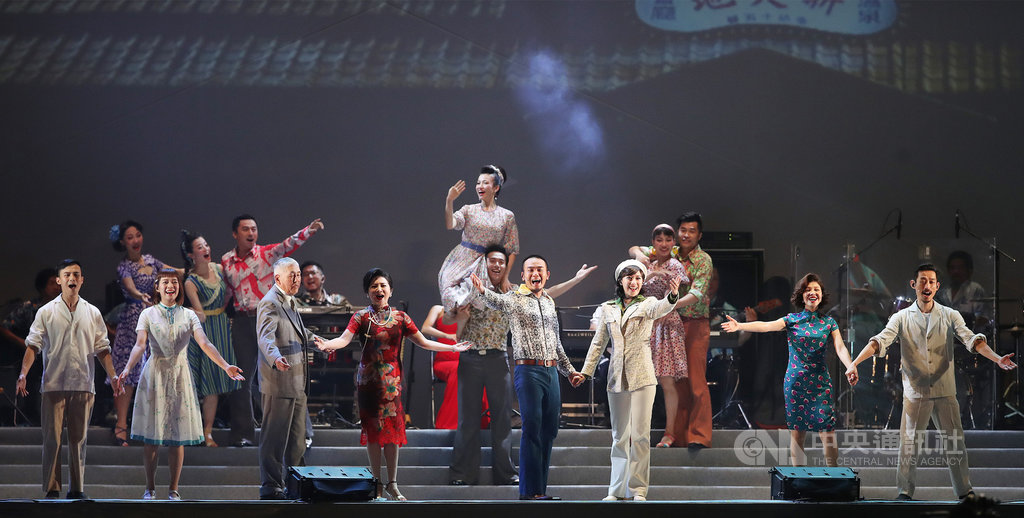 綠光劇團歷經月初倉庫大火後,不到一個月時間,25日晚間在凱道演出「再會吧北投」端午限定版音樂會。中央社記者張新偉攝 109年6月25日