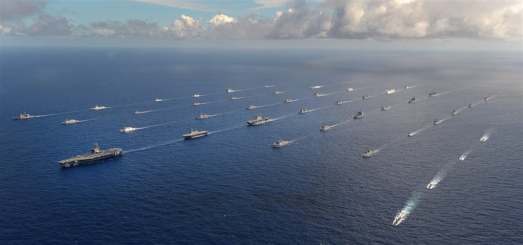 美國參議院軍委會2021財政年度國防授權法草案,國會意見建議美軍需具備拒絕中國迅速控制台灣以造成既成事實的能力,並建議邀請台灣參與環太平洋軍演。圖為2018年環太平洋軍演。(圖取自facebook.com/RimofthePacific)