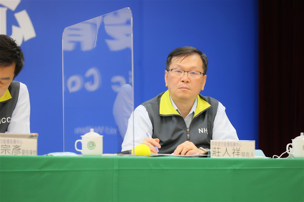 台灣普篩聲浪再起,疫情指揮中心發言人莊人祥25日表示,台灣基於華航紐約回台班機經驗,決定維持有症狀且醫師懷疑才採檢的政策。(中央流行疫情指揮中心提供)中央社