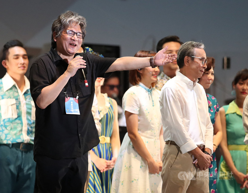 綠光劇團25日晚間在凱道演出「再會吧北投」端午限定版,紙風車文教基金會執行長李永豐(前左)用劇中台詞感謝「蔡董(總統蔡英文)、賴董(副總統賴清德)、蘇董(行政院長蘇貞昌)」,並且感謝防疫國家隊,「沒有你們,我們沒有辦法站在這裡」。中央社記者張新偉攝 109年6月25日