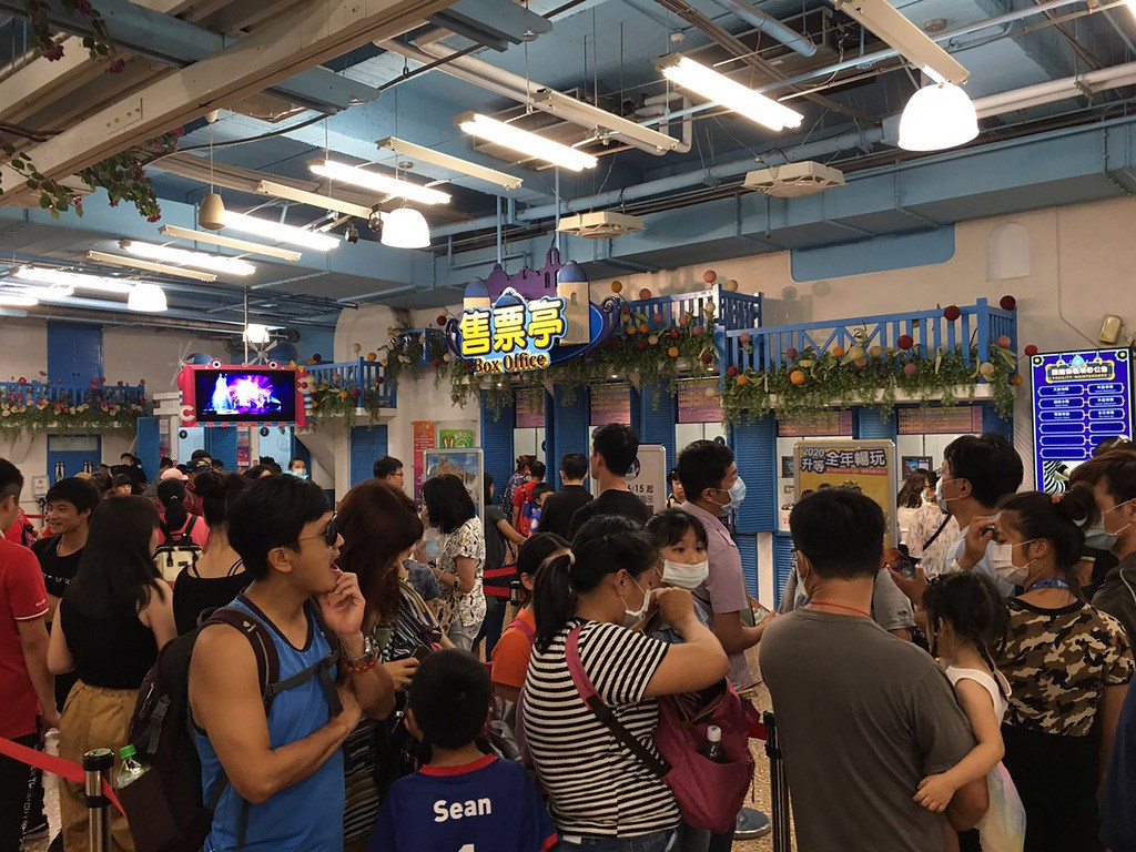 高雄知名遊樂園區業者表示,端午連假前兩天入園票房較去年端午節成長近5成,26日售票處等待入園人潮排成長龍。(業者提供)中央社記者程啟峰高雄傳真 109年6月26日