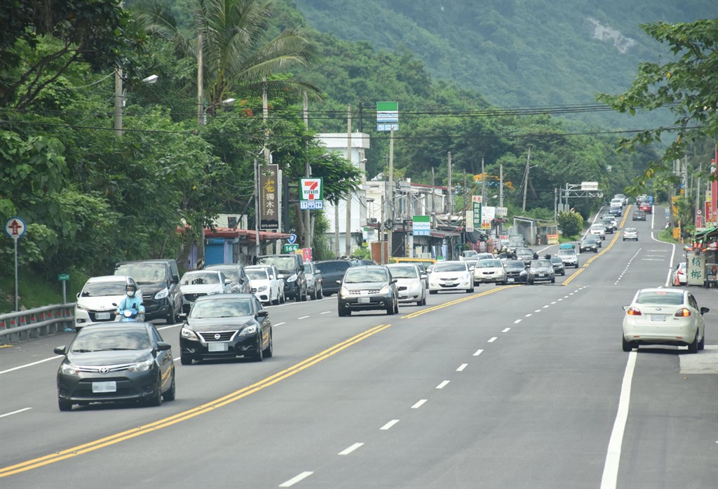 端午連假花東湧入遊客,25日台9線蘇花公路進入花蓮的車潮不斷,遊客從台北開車經花蓮到台東花了14小時。圖為花蓮新城路段。(花蓮縣警察局新城分局提供)中央社記者盧太城台東傳真 109年6月26日