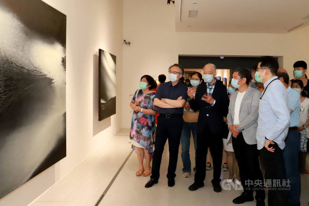 文化部長李永得(前右2)於端午假期前往台北市立美術館參訪「江賢二:回顧展」,與藝術家江賢二(前右3)等人意見交流。(文化部提供)中央社記者鄭景雯傳真 109年6月26日