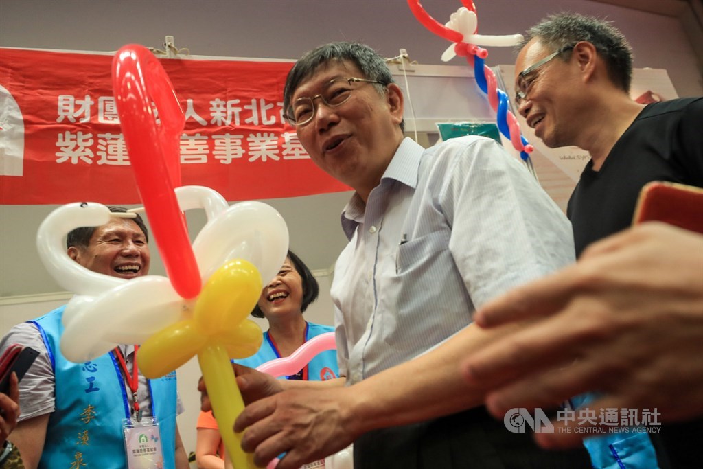 台北市長柯文哲(右2)出席「台北夏季結婚購物節」活動坦言,大巨蛋沒施工日誌是契約裡面的一個漏洞。中央社記者吳家昇攝 109年6月26日