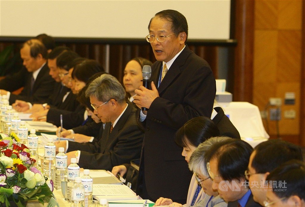 2010年ECFA磋商主談人是時任經濟部國貿局局長黃志鵬(站立者)。中央社記者謝佳璋攝 99年3月31日