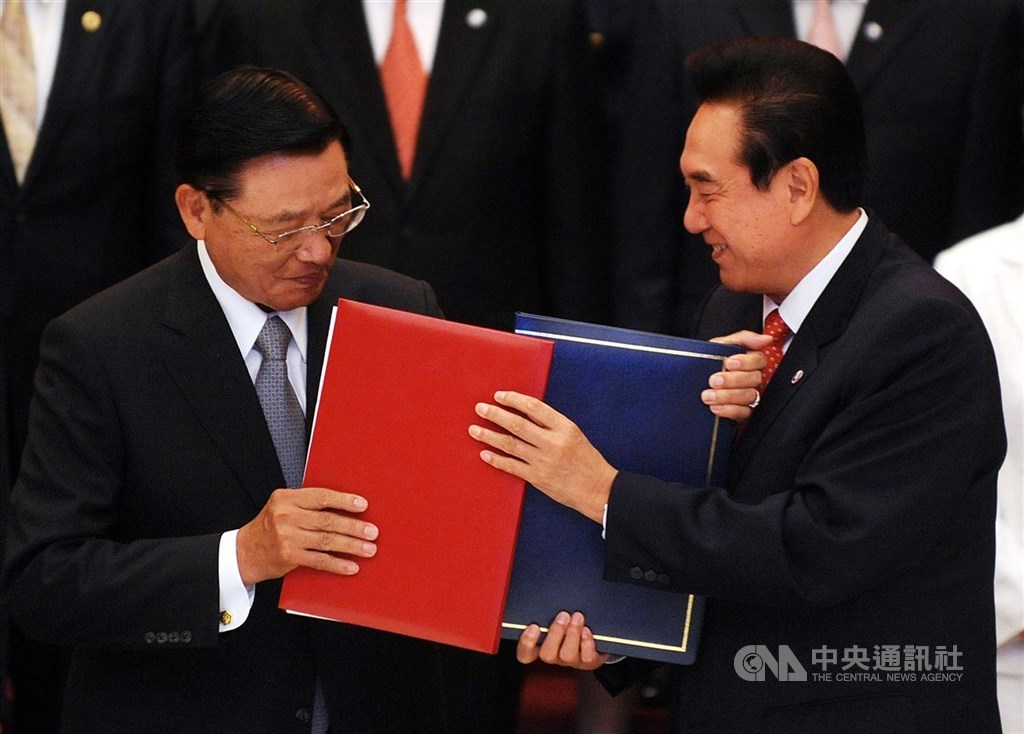 2010年江丙坤(左)與陳雲林(右)簽署兩岸經濟合作架構協議ECFA。中央社記者孫仲達攝 99年6月29日