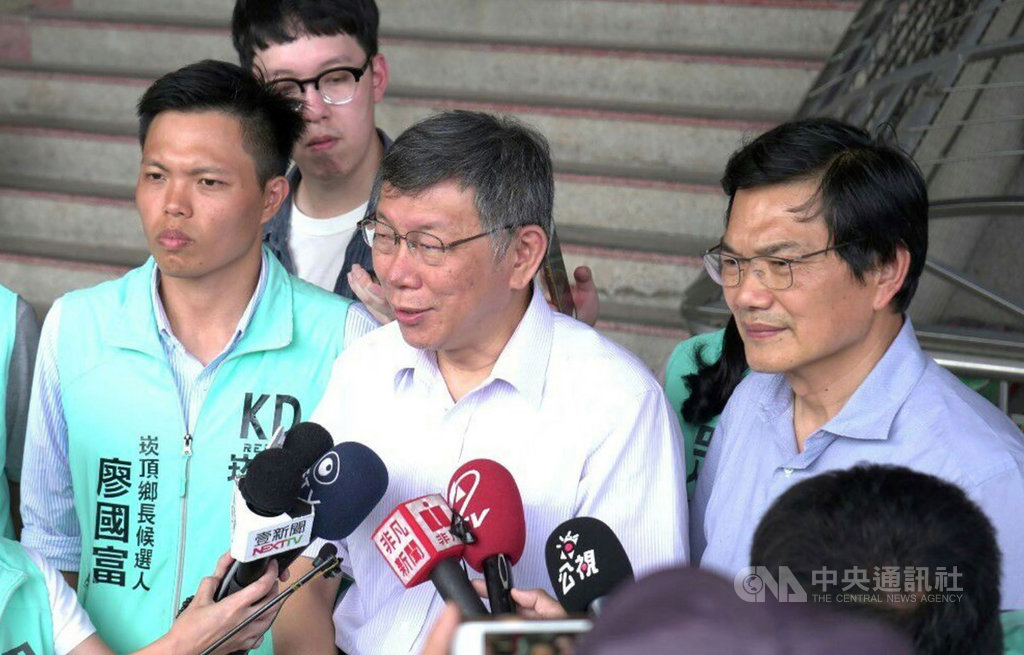台灣民眾黨主席柯文哲(右2)與黨支持的高雄市長補選參選人吳益政(右)26日南下屏東,以「青農座談會」的方式,一起為崁頂鄉長補選候選人廖國富(前左)輔選。(民眾黨提供)中央社記者郭芷瑄傳真 109年6月26日
