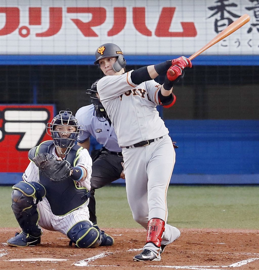 日本職棒26日讀賣巨人對上養樂多隊的比賽,陽岱鋼先發打第5棒,首打席就敲出陽春砲,本季首轟出爐,還演出3安猛打賞。(共同社提供)