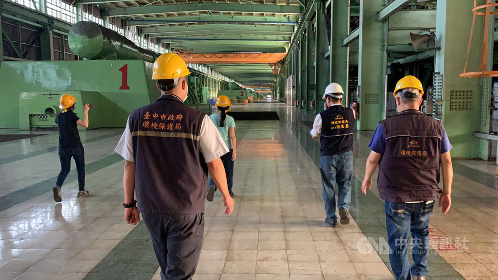 台中火力發電廠2號機25日開始投煤發電,台中市政府進廠稽查後將蒐集相關事證,下週依空污法規定開罰新台幣800萬元以上罰鍰。(台中市政府提供)中央社記者蘇木春傳真 109年6月26日