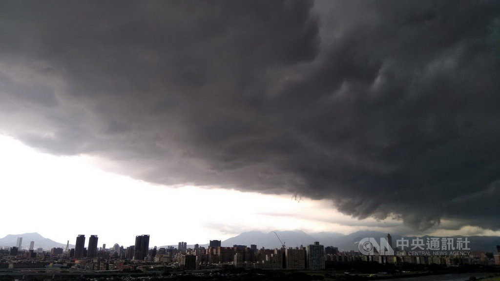 中央氣象局26日指出，午後山區及北部、東北部地區有短暫雷陣雨，並有局部大雨機率。圖為從新北市永和區一棟高樓遠眺市區，午後烏雲密布，有風雨欲來之勢。（民眾湯小姐提供）中央社記者黃旭昇新北市傳真 109年6月26日