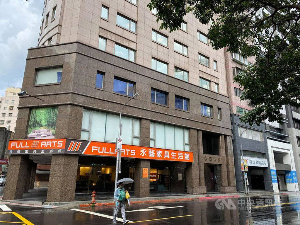 屏東市建國國小校長施世治學生時代在台北補習時,一名麵攤老闆娘經常默默為他多加餛飩,施世治趁著端午4天連假,北上到南昌公園附近挨家挨戶拜訪,盼尋覓當年這名暖心「餛飩麵媽媽」。(施世治提供)中央社記者郭芷瑄傳真 109年6月27日