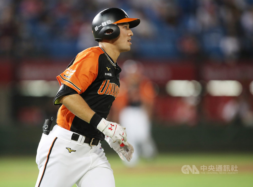中華職棒統一獅隊27日在桃園球場迎戰樂天桃猿,整場敲出26支安打平隊史紀錄,其中林安可6打數敲5安,包辦7分打點,助隊以21比5奪勝。中央社記者張新偉攝 109年6月27日