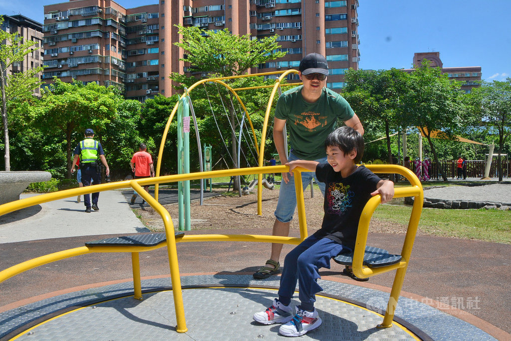 新北市中和區錦和全齡公園27日啟用,除了有5項專為長者設計的運動體健設施,也提供親子休閒使用。中央社記者黃旭昇新北攝 109年6月27日
