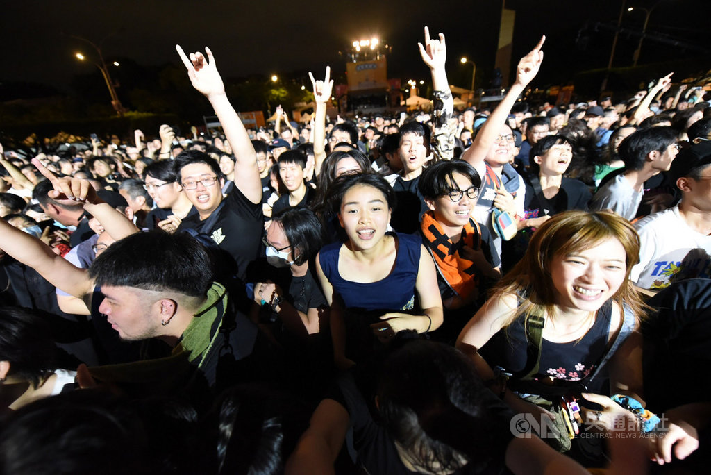 由中華文化總會主辦的「端午謝平安,藝文大匯演」系列活動一連3天在總統府前凱道舉辦,27日最後一夜,滅火器樂團晚間在凱道主舞台演出,嗨翻現場民眾。(中華文化總會提供)中央社記者鄭景雯傳真 109年6月27日