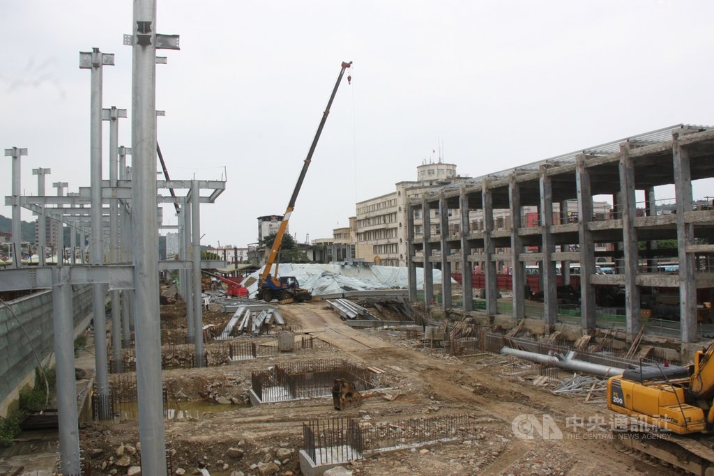 基隆城際轉運站預計民國110年7月完工,淡江大學運輸管理學系教授張勝雄表示,轉運站肩負周邊都市環境改善功能,機車停車管理是最迫切、最有成效做法,市容也相對會乾淨整潔許多。中央社記者王朝鈺攝 109年6月27日